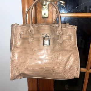 Tommy Hilfiger tan purse in perfect shape! Used twice. Medium sized
